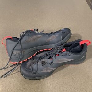 Arc’teryx Norvan VT shoes - Navy/Red - Women’s 8.5